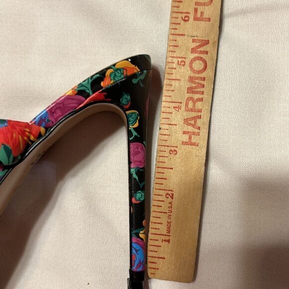 BCBGeneration Size 8.5 five-inch open toe strappy heels - Picture 5 of 10